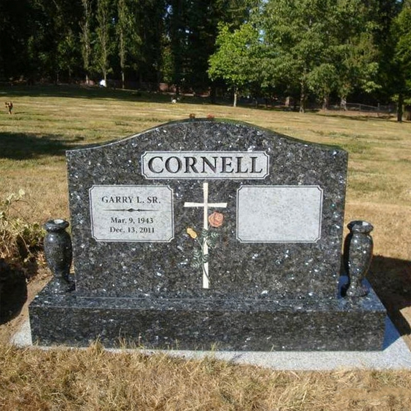 سنگ قبر گرانیتی با طرح صلیب رز