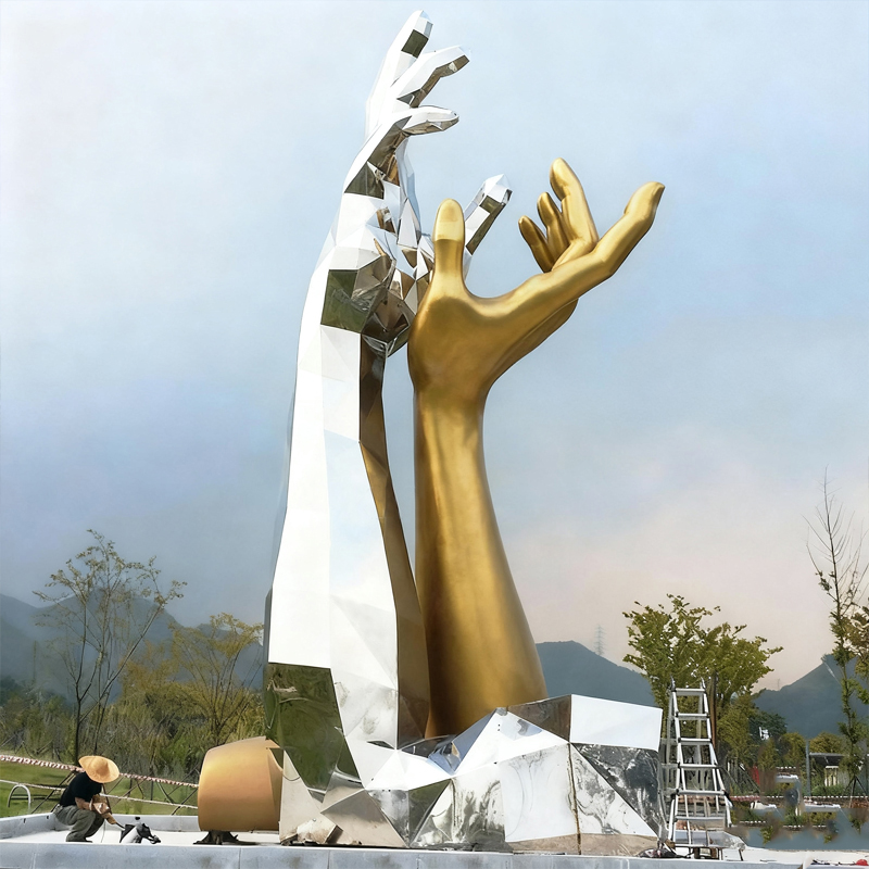 مجسمه هنر انتزاعی از فولاد ضد زنگ در فضای باز