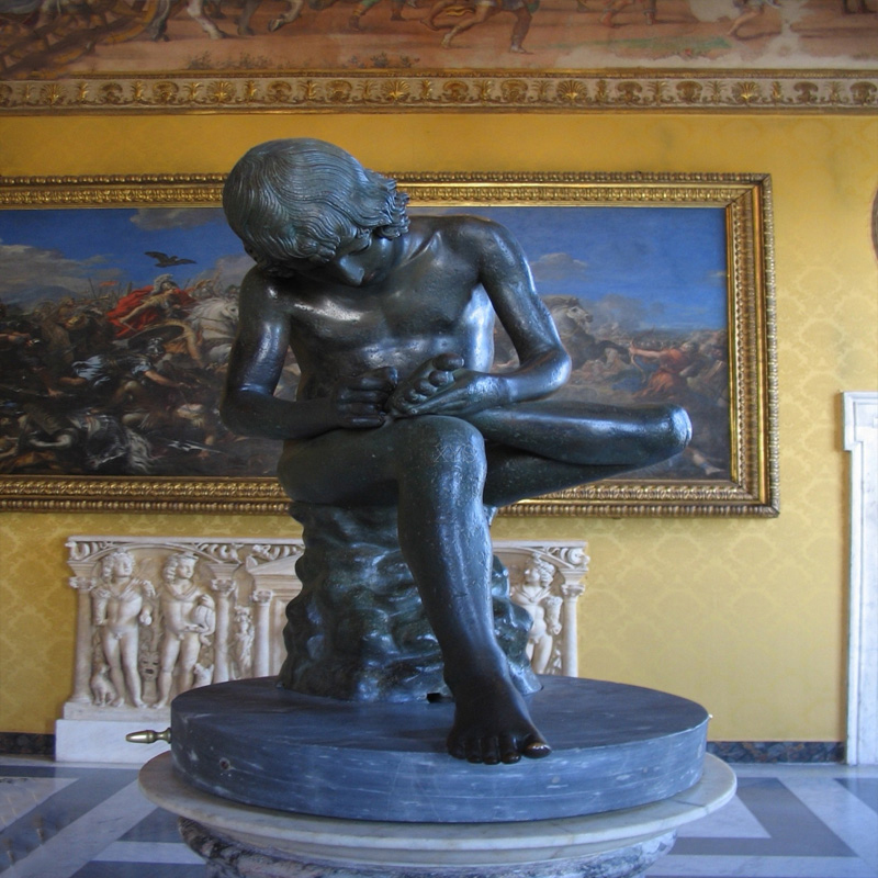 مجسمه انسان مرمر در فضای باز بادوام پسری که خار را از پای خود می کشد، طرح اروپایی